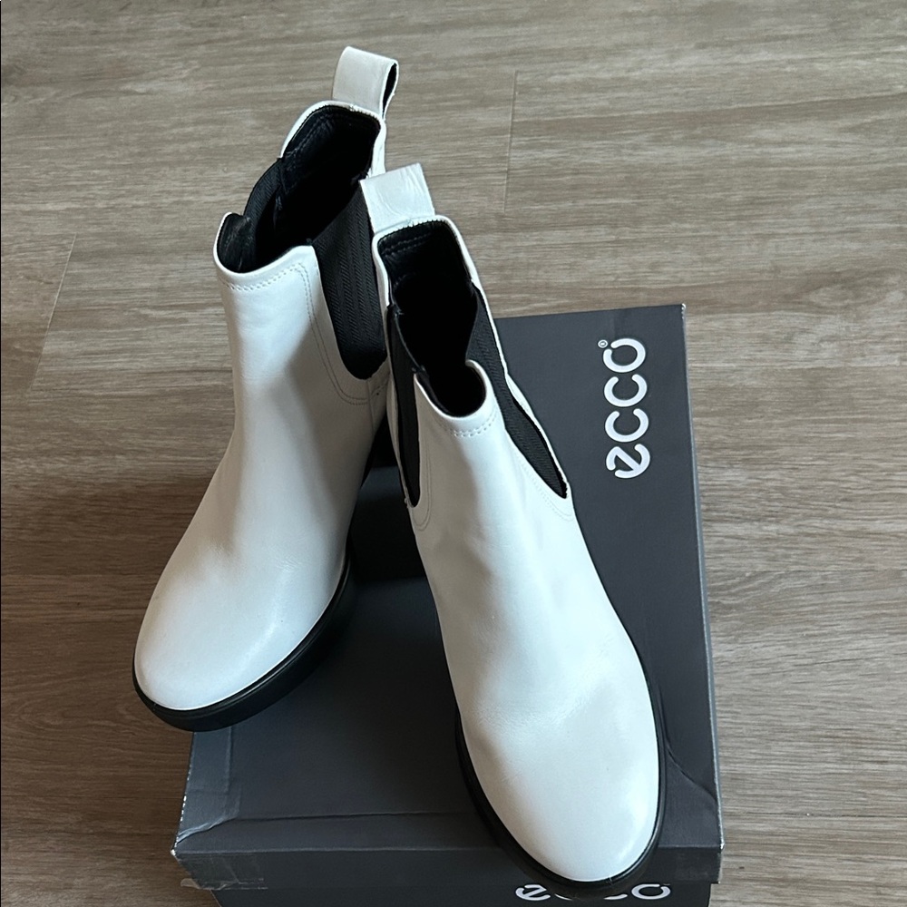 New Ecco Women's White Ankle Booties